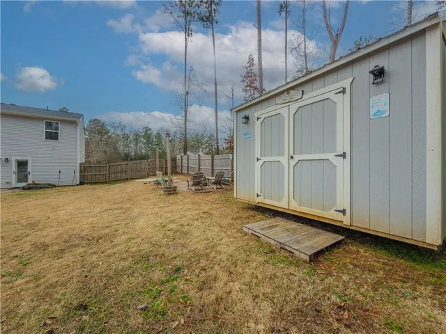 a view of a backyard