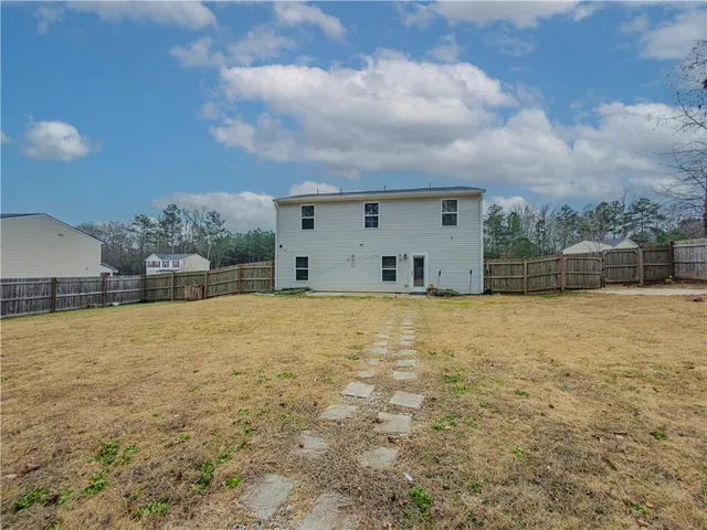 a view of a backyard