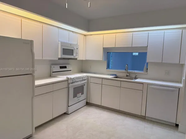 $2,050 | 12600 Southwest 5th Court, Unit 108L, Pembroke Pines, FL 33027
