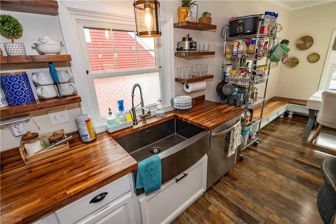 136 Aborn Avenue Warwick, RI 02888 - Photo 16 of 44