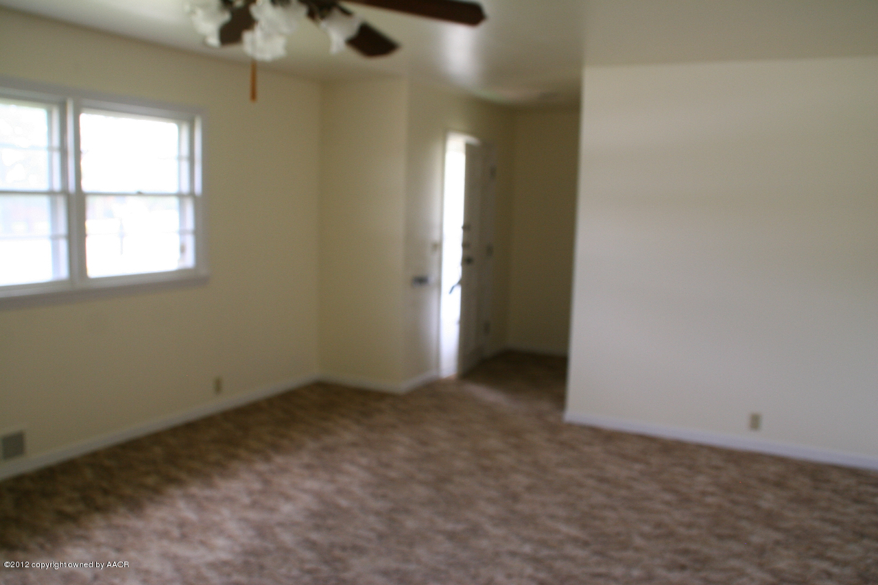 3416 Bristol Road Amarillo, TX 79109 - Photo 3 of 18 Living Room from Kit.door