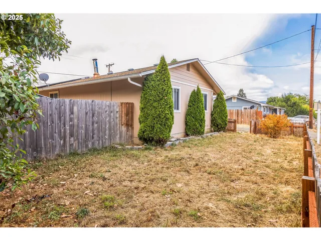 a view of a backyard