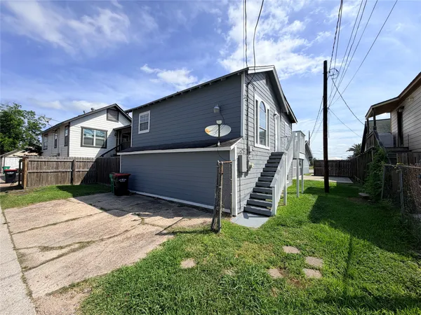 $1,100 | 2809 1/2 Market Street, Unit B, Baytown, TX 77520