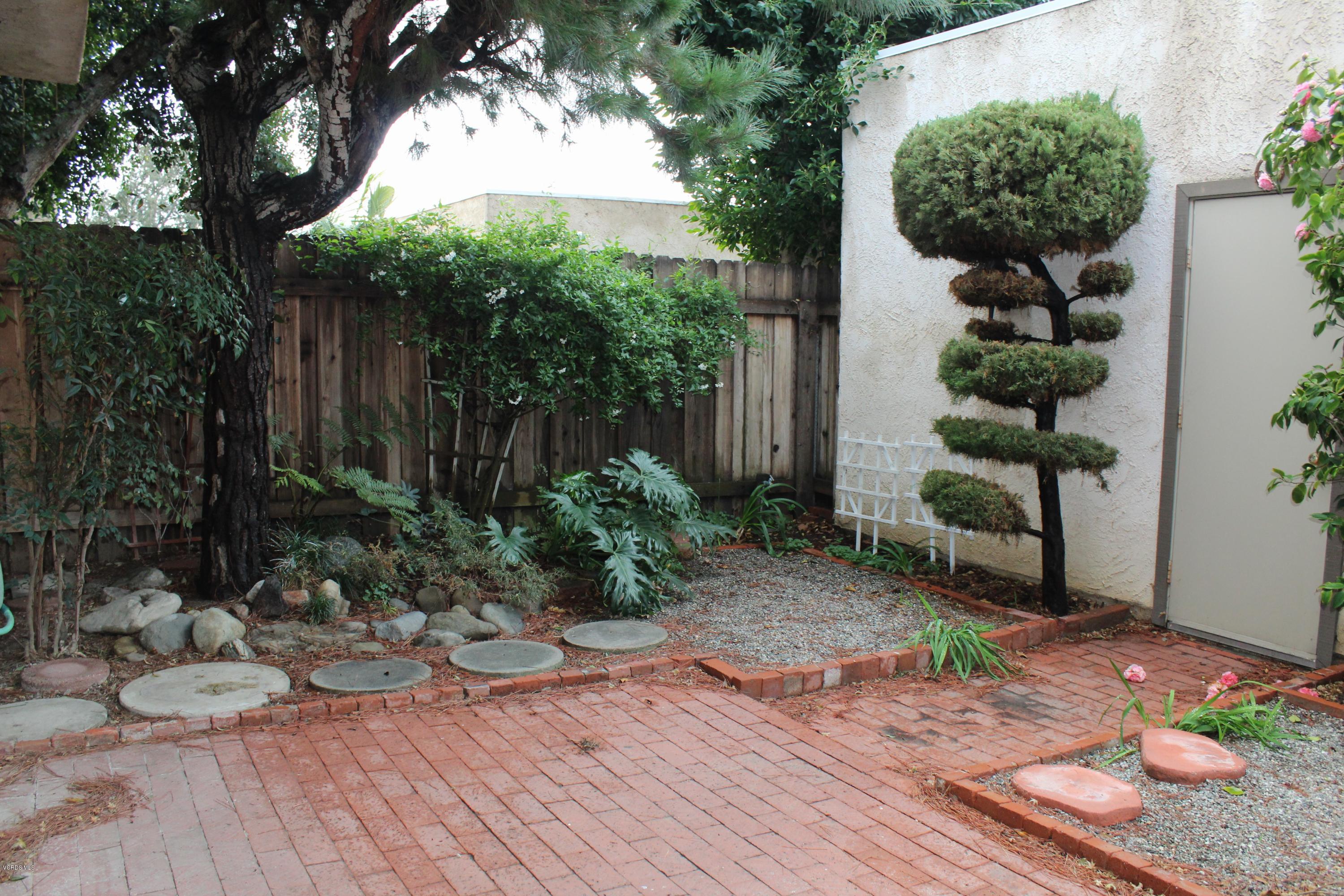 3127 Kelp Lane Oxnard, CA 93035 - Photo 13 of 16 a view of a house with backyard and sitting area