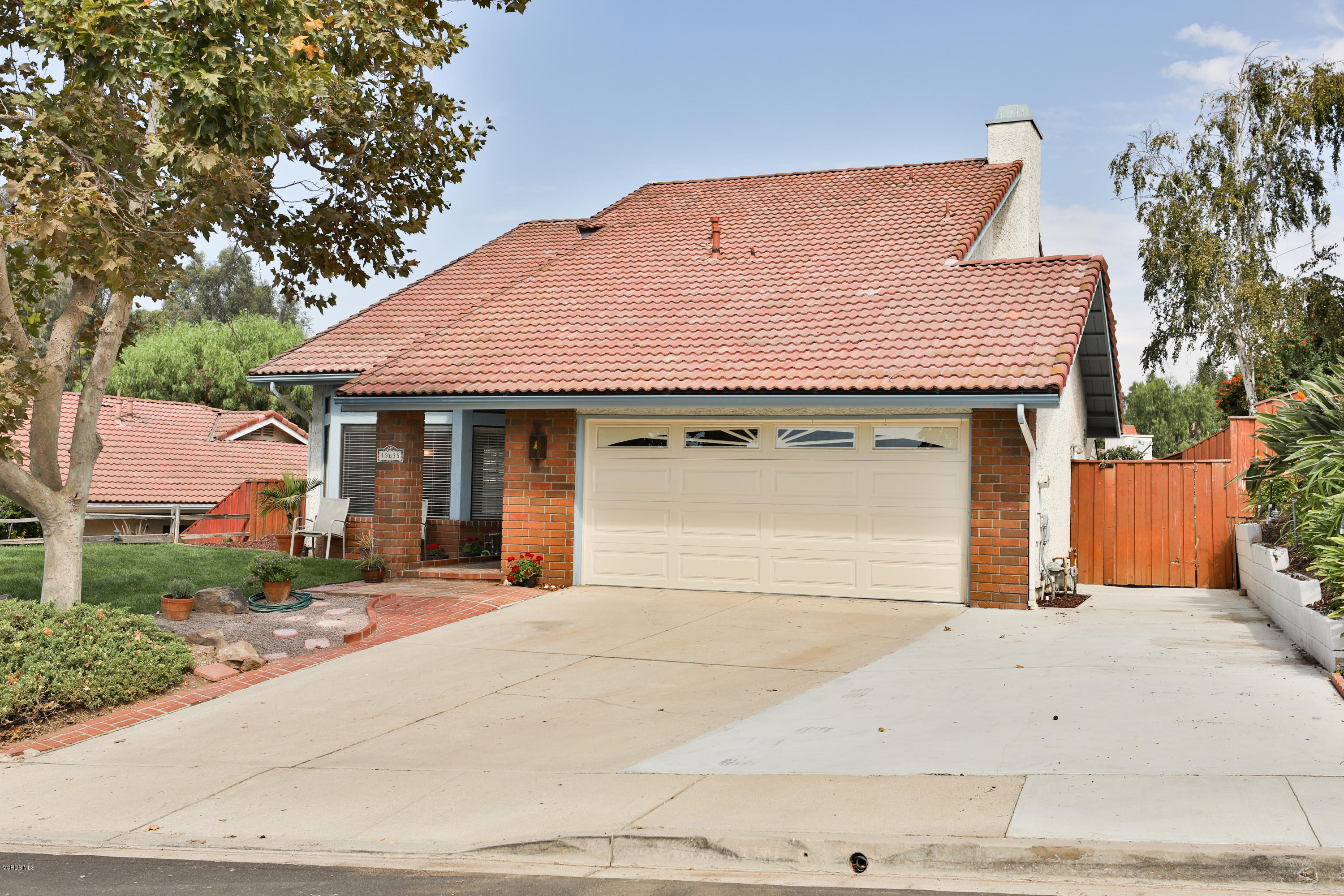 13635 Gunsmoke Road Moorpark, CA 93021 - Photo 2 of 34 a front view of a house with a garden