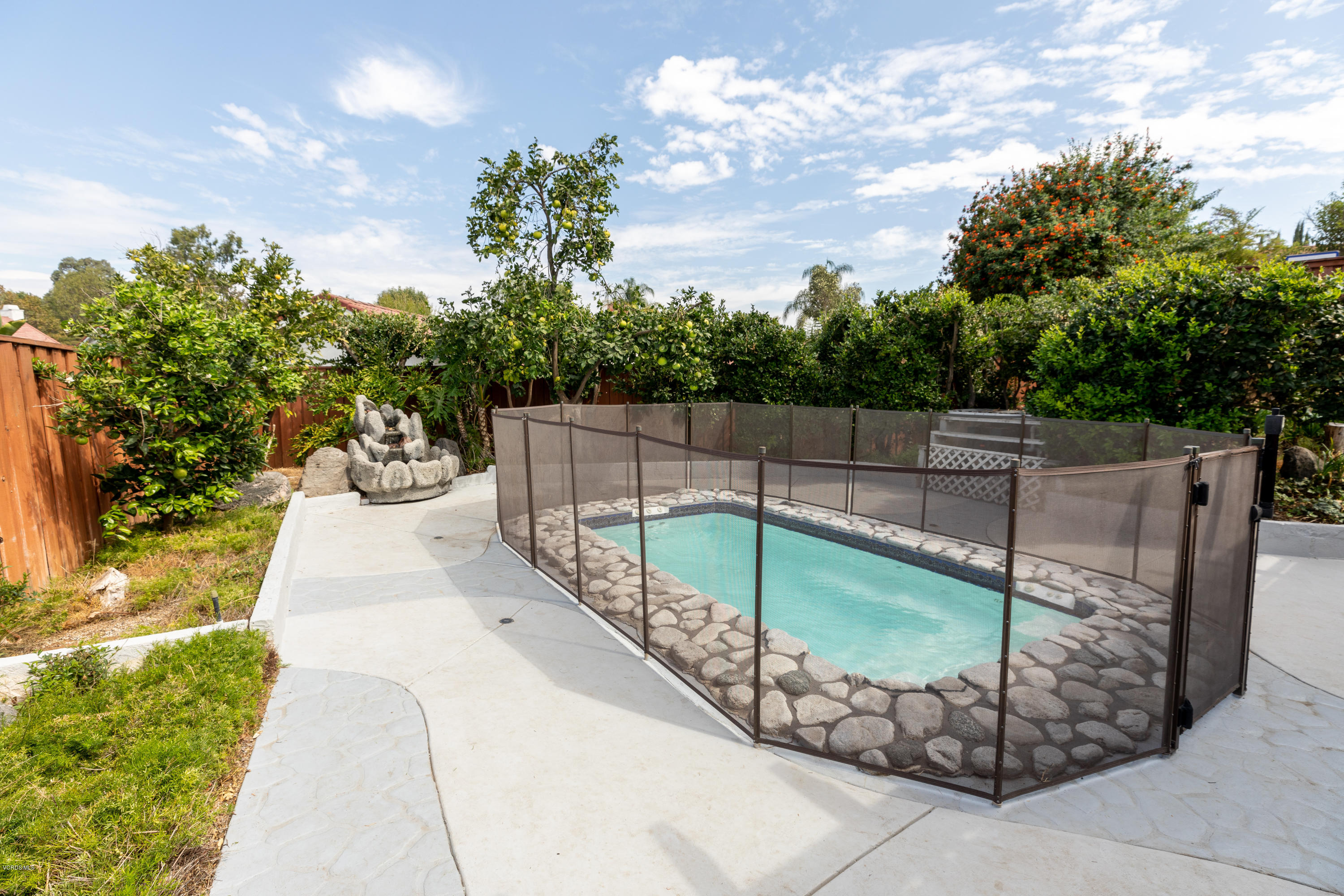 13635 Gunsmoke Road Moorpark, CA 93021 - Photo 33 of 34 a view of a backyard