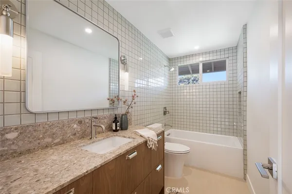 $3,295,000 | 2880 Clubhouse Road, Costa Mesa, CA 92626