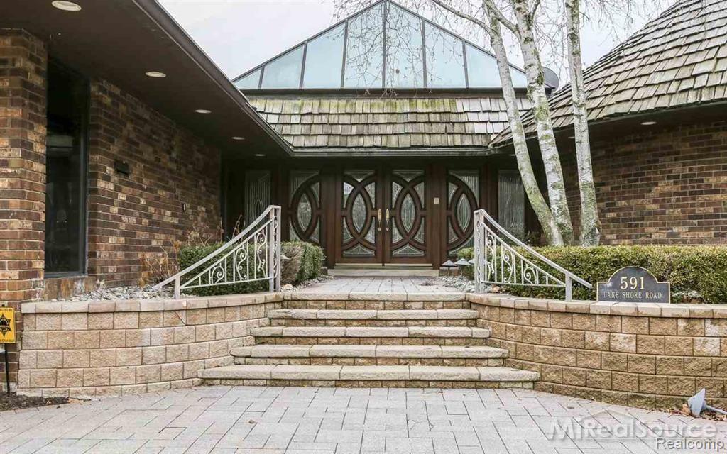 591 Lake Shore Road Grosse Pointe, MI 48236 - Photo 8 of 61 Front door