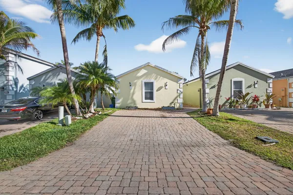 $3,000 | 3125 Shelby Way, Palm Springs, FL 33461