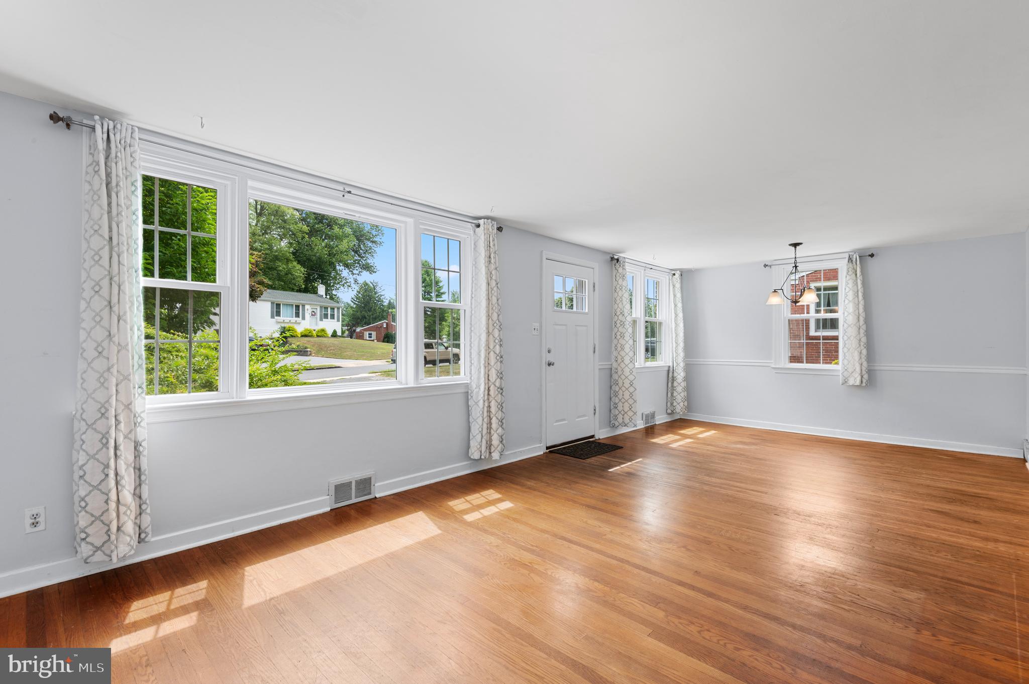 122 Harmil Road Broomall, PA 19008 - Photo 4 of 20 Living Room /Breakfast Nook