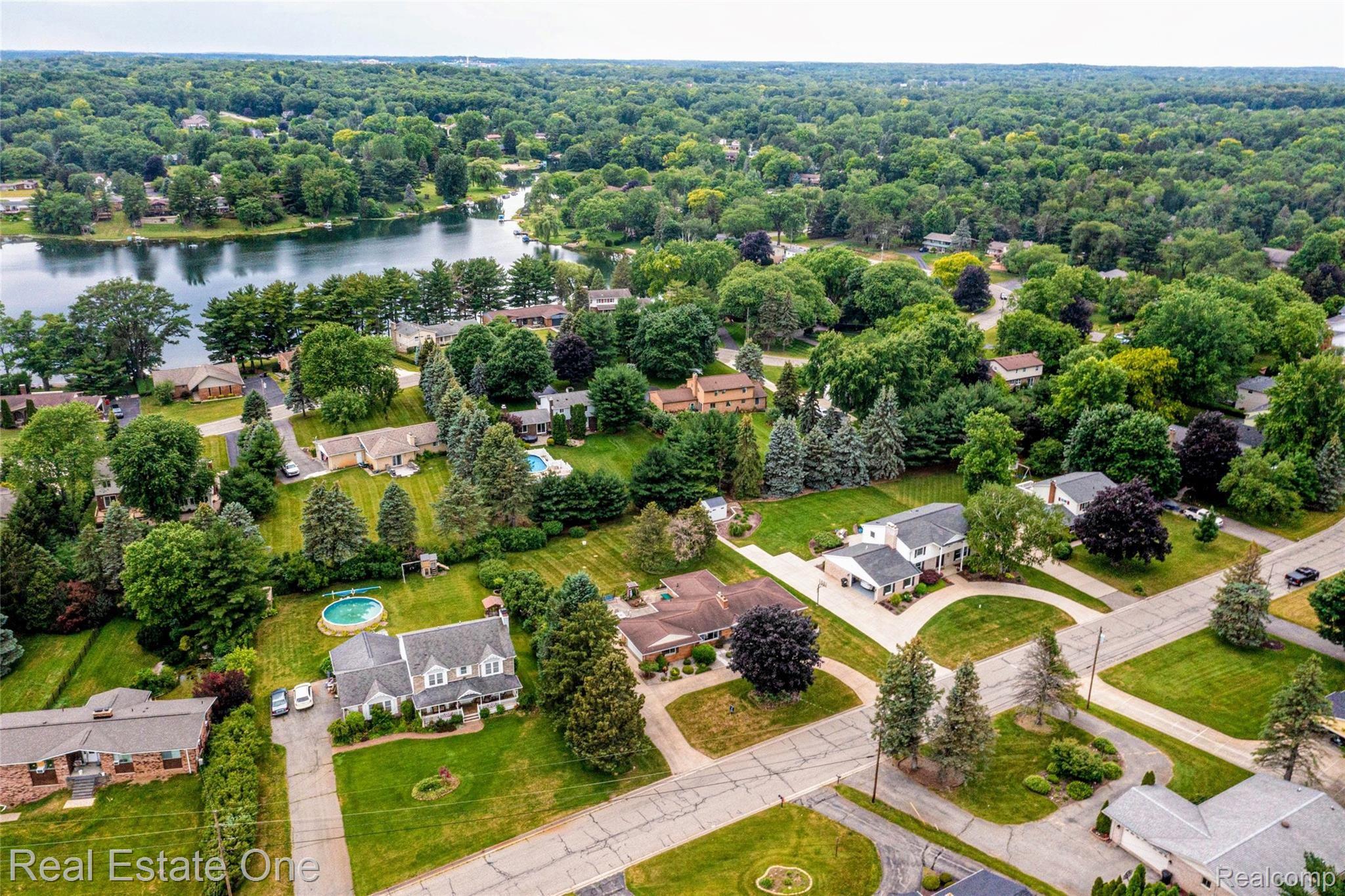 5360 Greenfield Road Brighton, MI 48114 - Photo 5 of 44 Lake community with consistent beautiful homes.