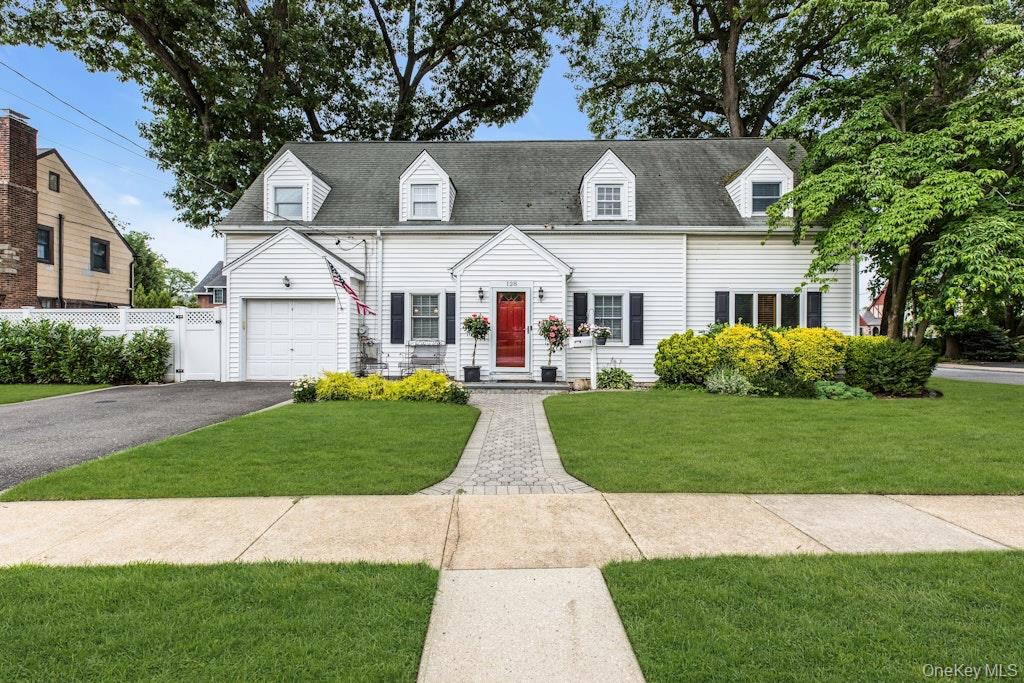 128 Stuart Street Lynbrook, NY 11563 - Photo 1 of 33