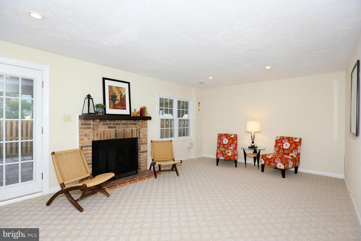 2 Pontiac Way Gaithersburg, MD 20878 - Photo 21 of 28 Family Room
