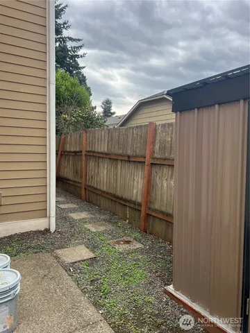 a view of a backyard
