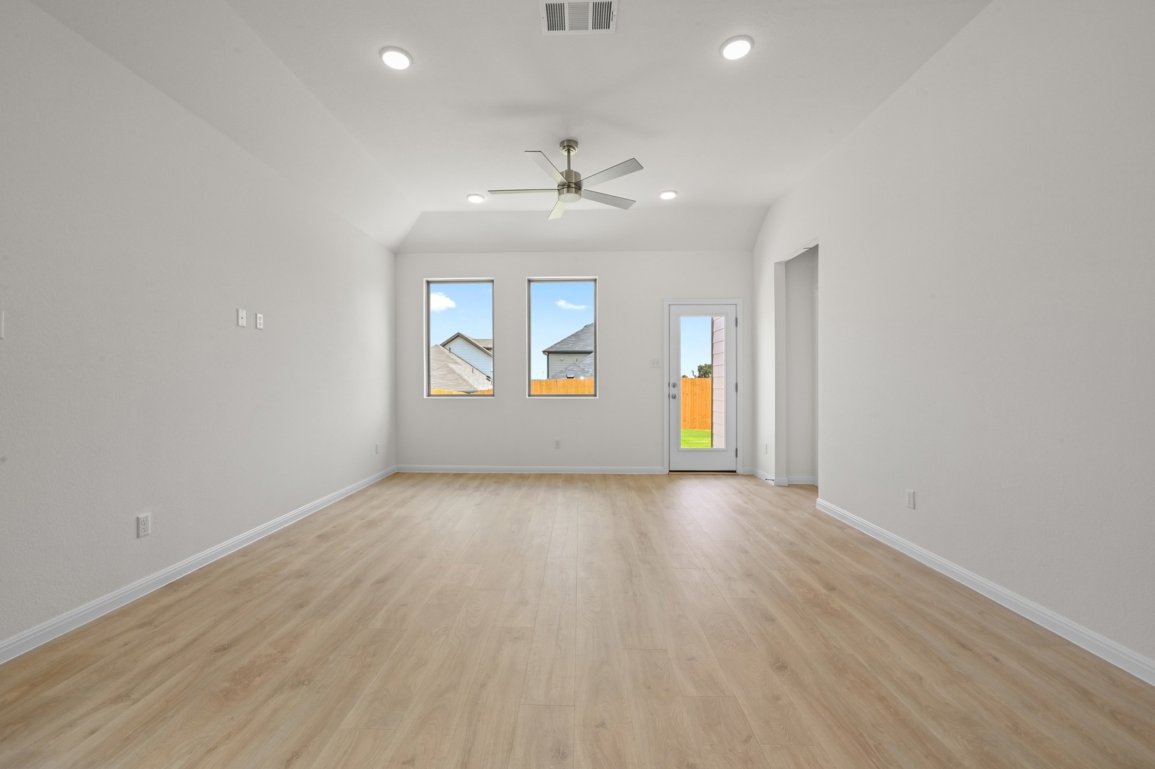444 Lucky Avenue Elgin, TX 78621 - Photo 5 of 35