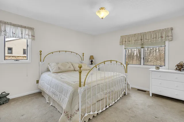 $260,000 | 2815 South Wood Dale Drive, Jackson, MI 49203