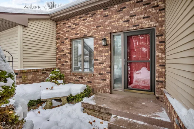 $260,000 | 2815 South Wood Dale Drive, Jackson, MI 49203