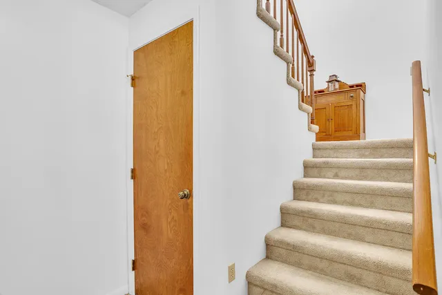 $260,000 | 2815 South Wood Dale Drive, Jackson, MI 49203