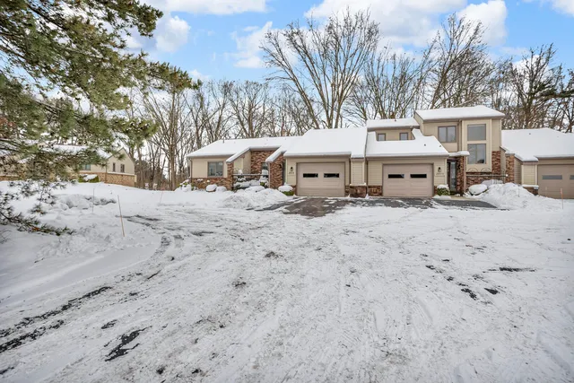 $260,000 | 2815 South Wood Dale Drive, Jackson, MI 49203