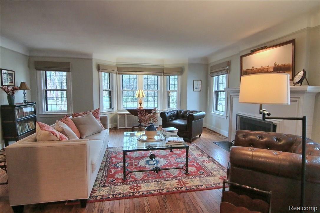 176 Moran Road Grosse Pointe, MI 48236 - Photo 4 of 29 Living Room