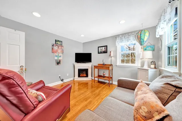 $742,900 | 4 Colburn Street, Burlington, MA 01803