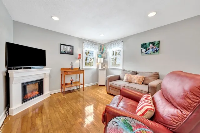 $742,900 | 4 Colburn Street, Burlington, MA 01803