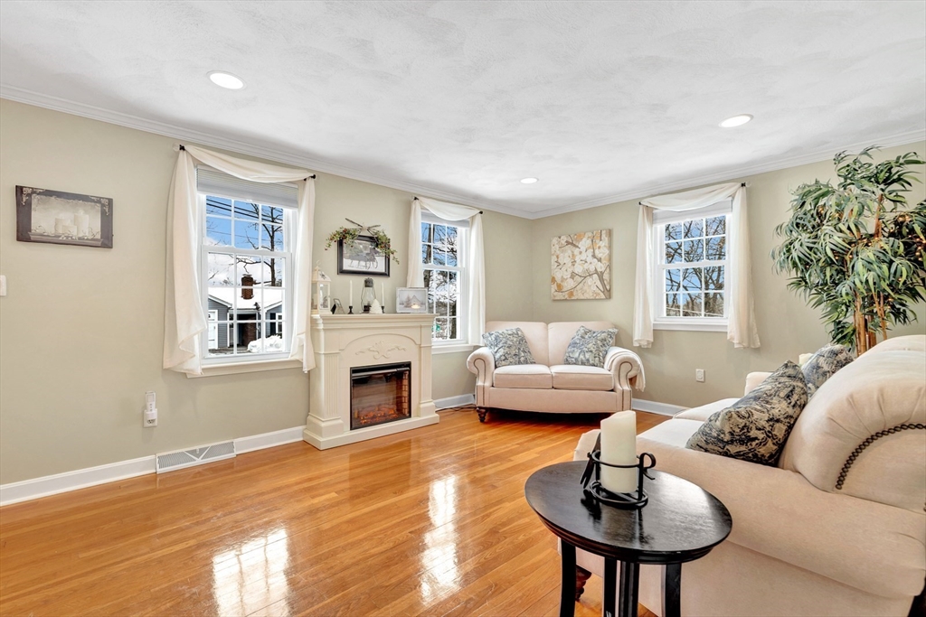 4 Colburn Street Burlington, MA 01803 - Photo 3 of 39