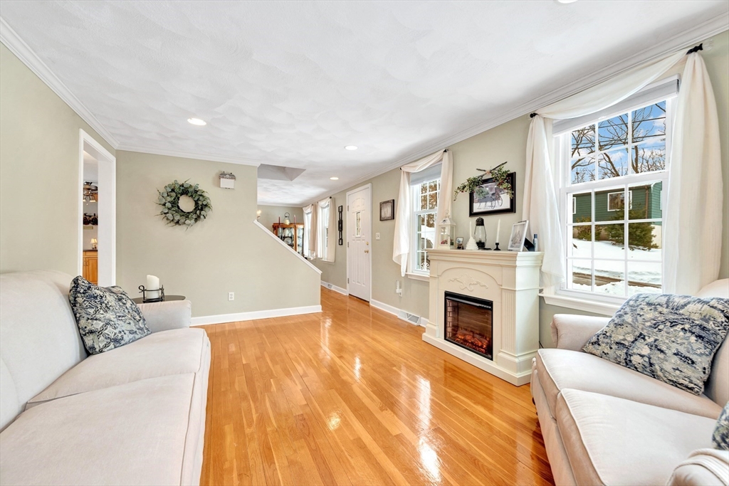 4 Colburn Street Burlington, MA 01803 - Photo 4 of 39