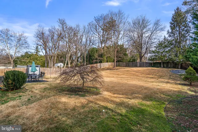 a view of backyard of the house