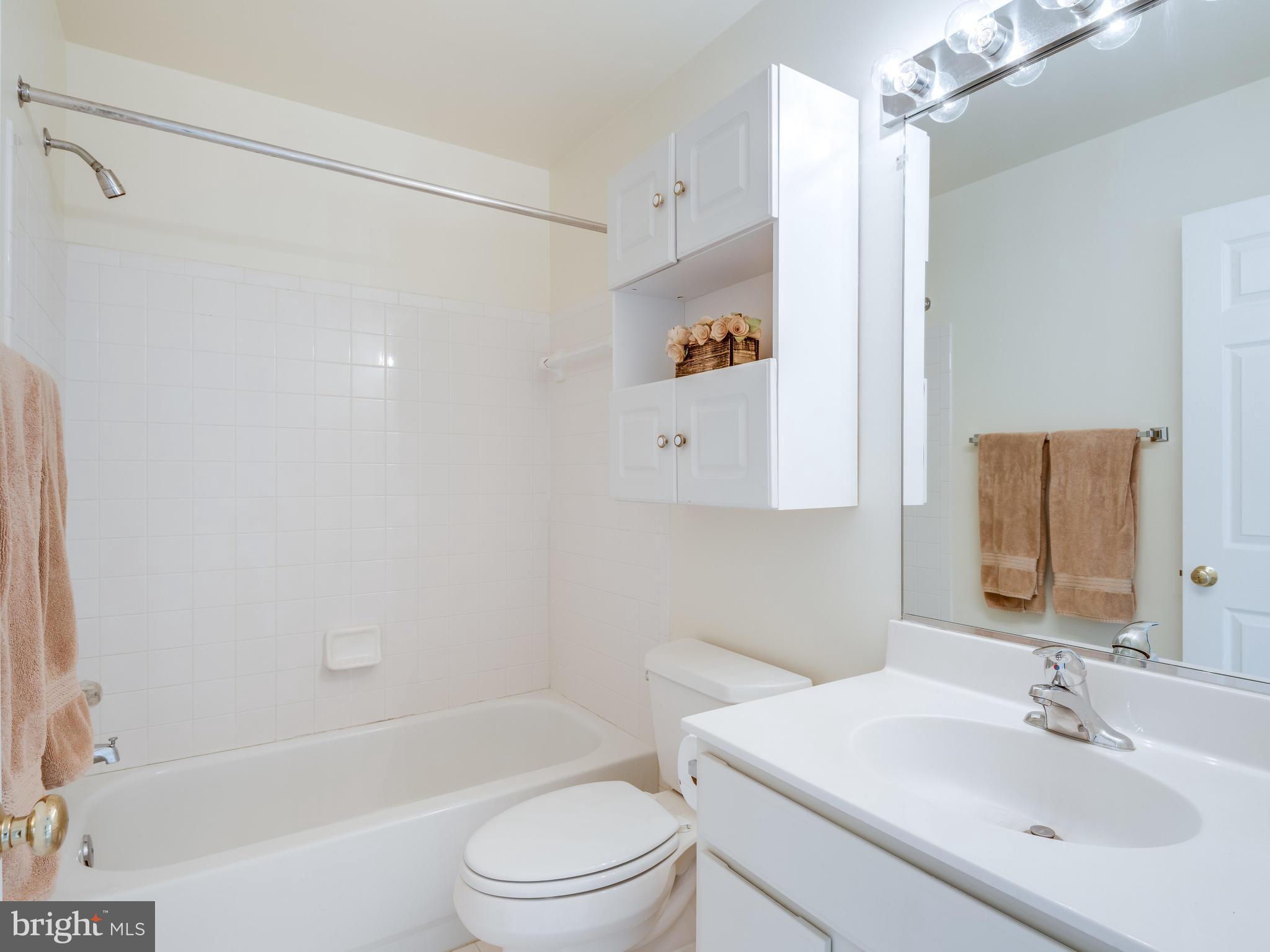 11442 Hollow Timber Court Reston, VA 20194 - Photo 20 of 29 Guest Bath