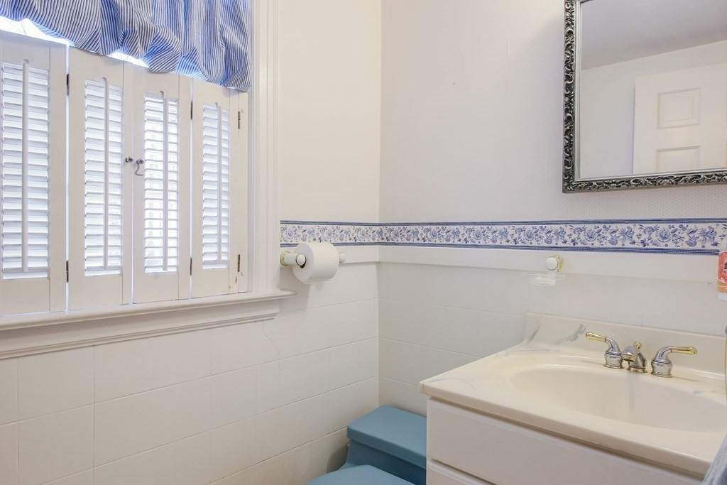 27 St Elmo Road Worcester, MA 01602 - Photo 13 of 34
