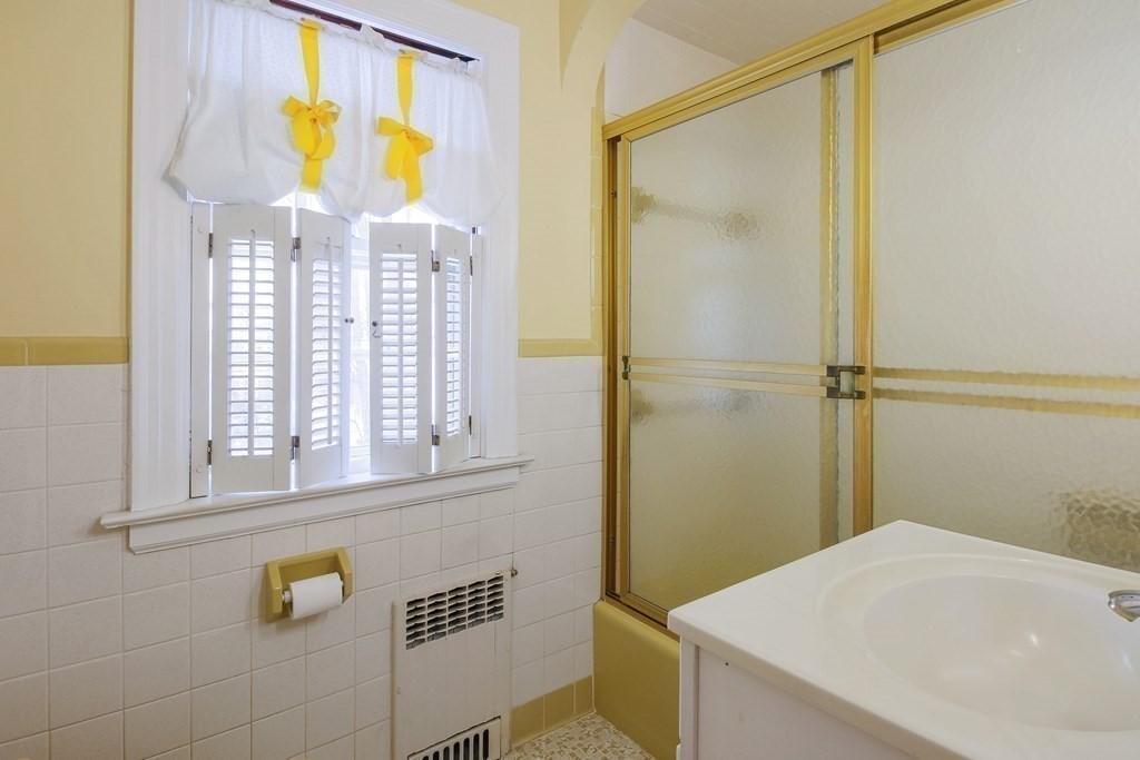 27 St Elmo Road Worcester, MA 01602 - Photo 23 of 34