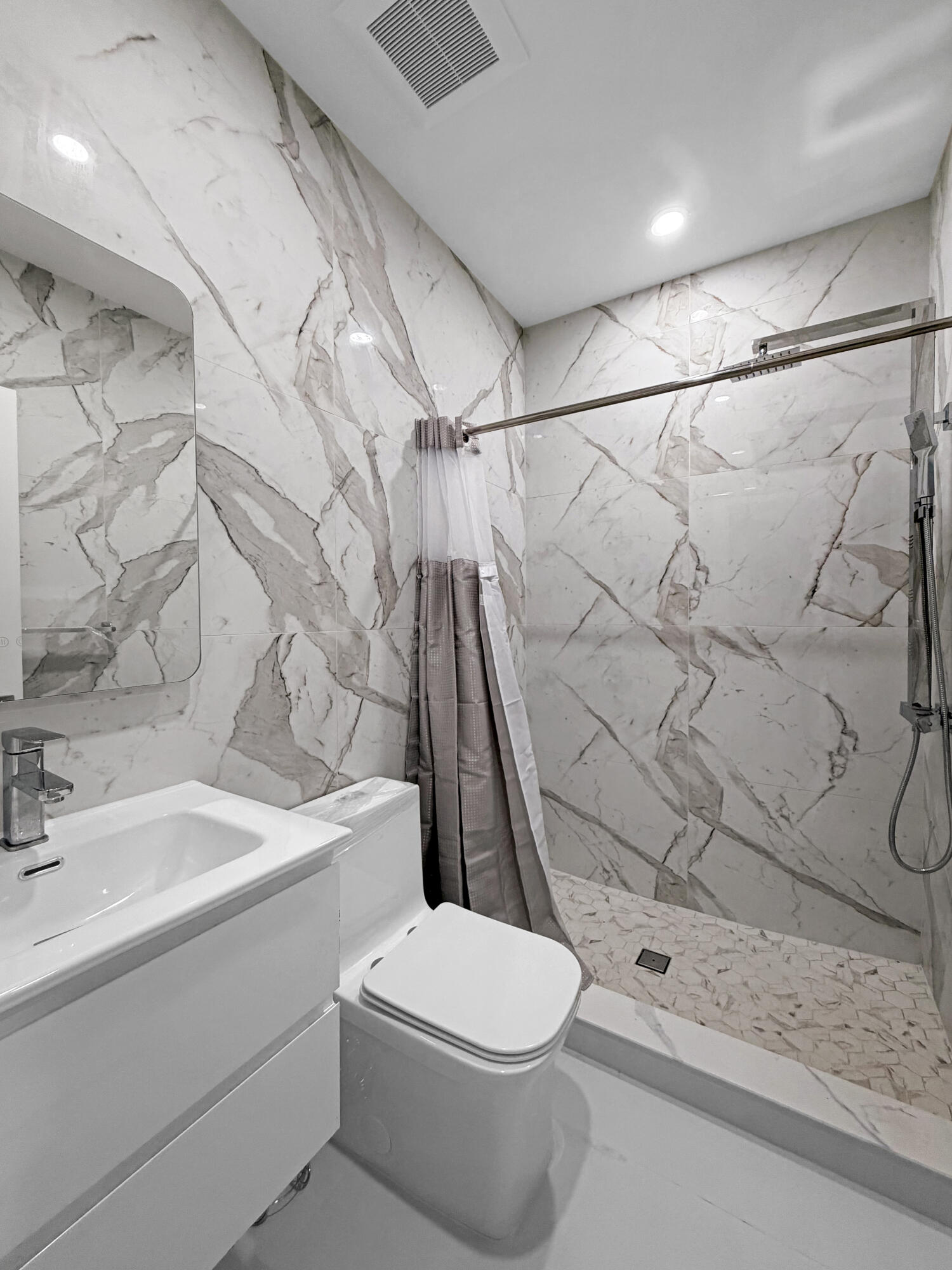 203 Antigua Road Tavernier, FL 33070 - Photo 5 of 19 In-Laws Bathroom