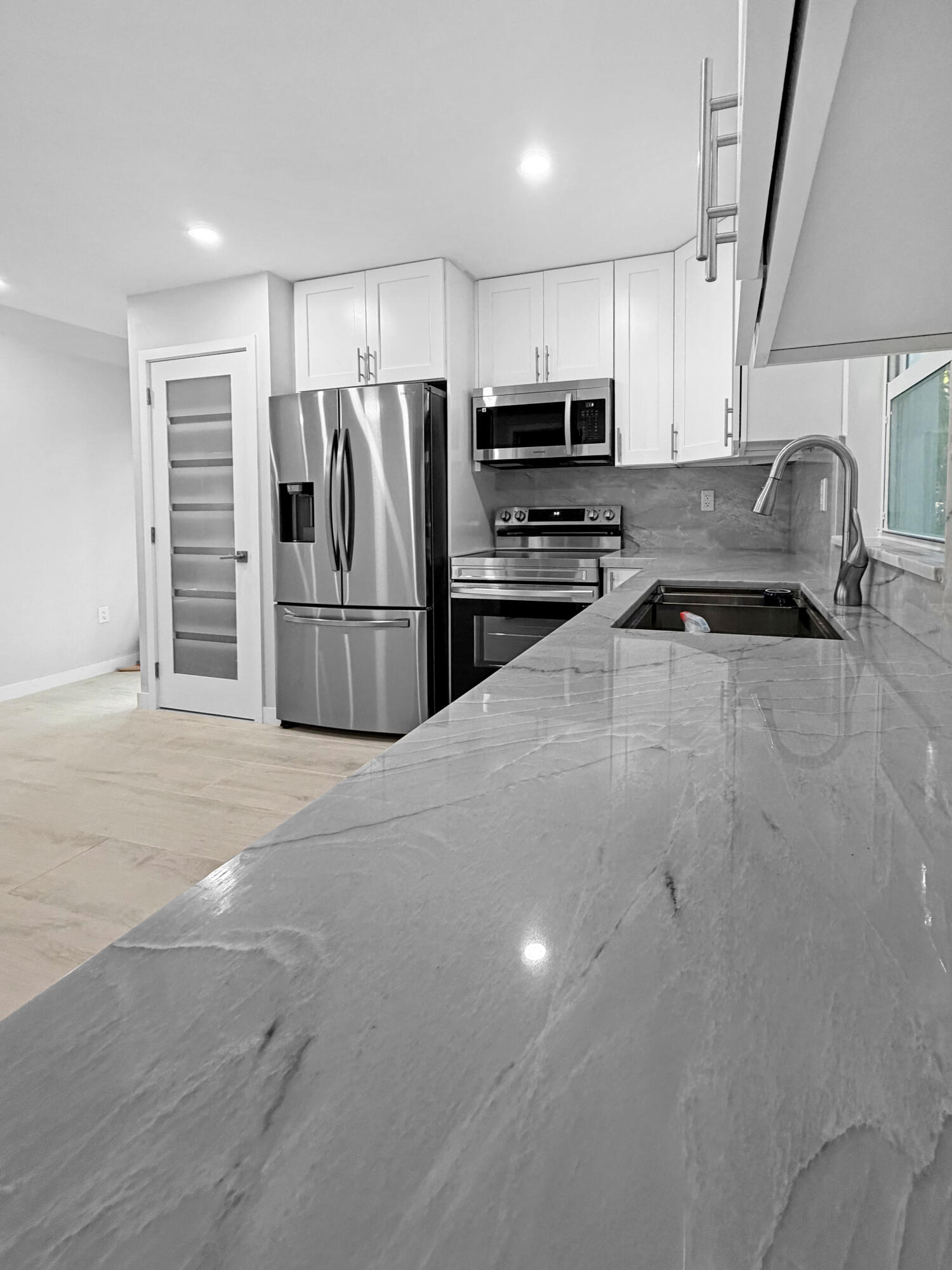 203 Antigua Road Tavernier, FL 33070 - Photo 10 of 19 Side Kitchen View