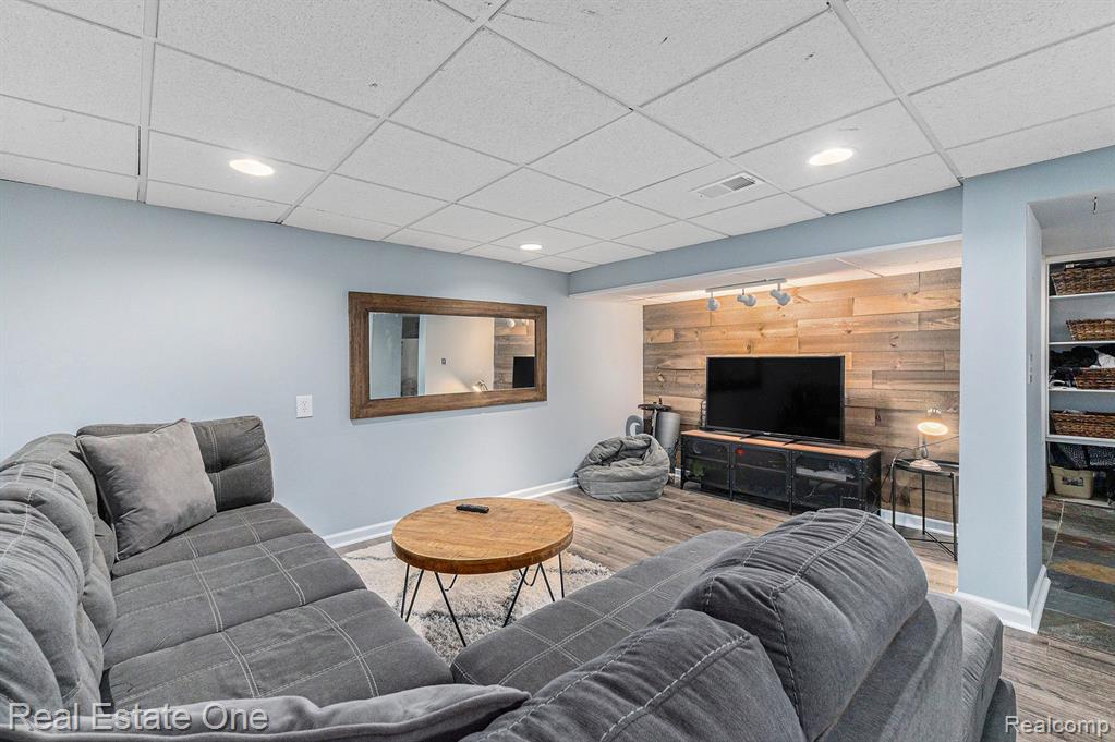 3576 Beach Road Troy, MI 48084 - Photo 20 of 27 Gallery Image 20