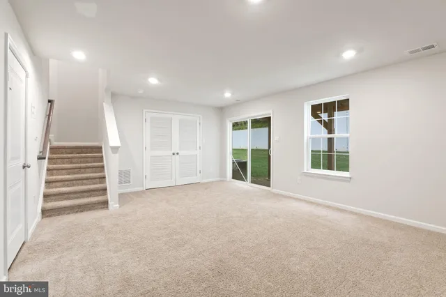 an empty room with windows and pillars in it