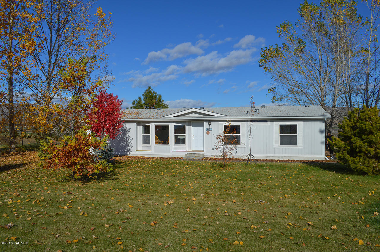 571 Cook Hill Road Yakima, WA 98908 - Photo 2 of 21 a front view of a house with garden