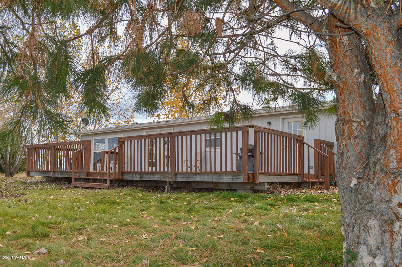 571 Cook Hill Road Yakima, WA 98908 - Photo 11 of 21 a view of a backyard with a small cabin