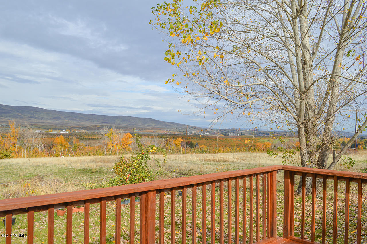 571 Cook Hill Road Yakima, WA 98908 - Photo 13 of 21 a view of ocean from a balcony