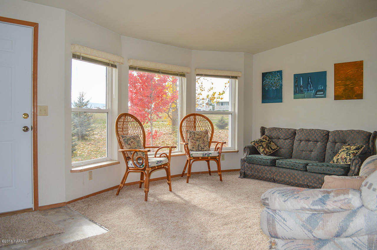 571 Cook Hill Road Yakima, WA 98908 - Photo 3 of 21 a living room with furniture and a large window