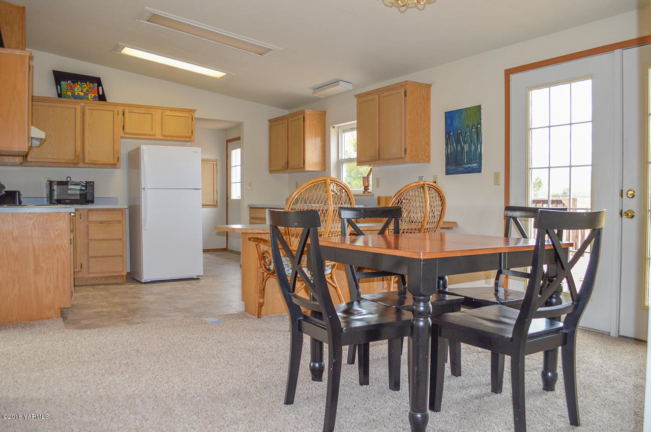 571 Cook Hill Road Yakima, WA 98908 - Photo 4 of 21 a view of a dining room with furniture and a window