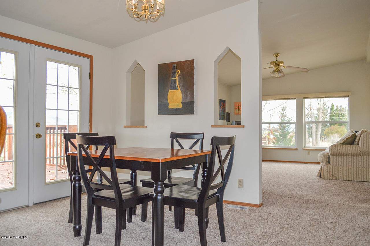 571 Cook Hill Road Yakima, WA 98908 - Photo 6 of 21 a dining room with furniture and window