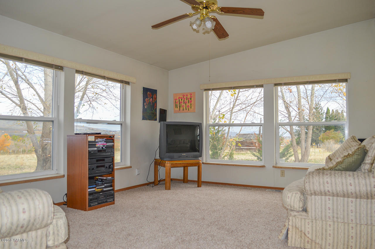 571 Cook Hill Road Yakima, WA 98908 - Photo 7 of 21 a bedroom with furniture and a window