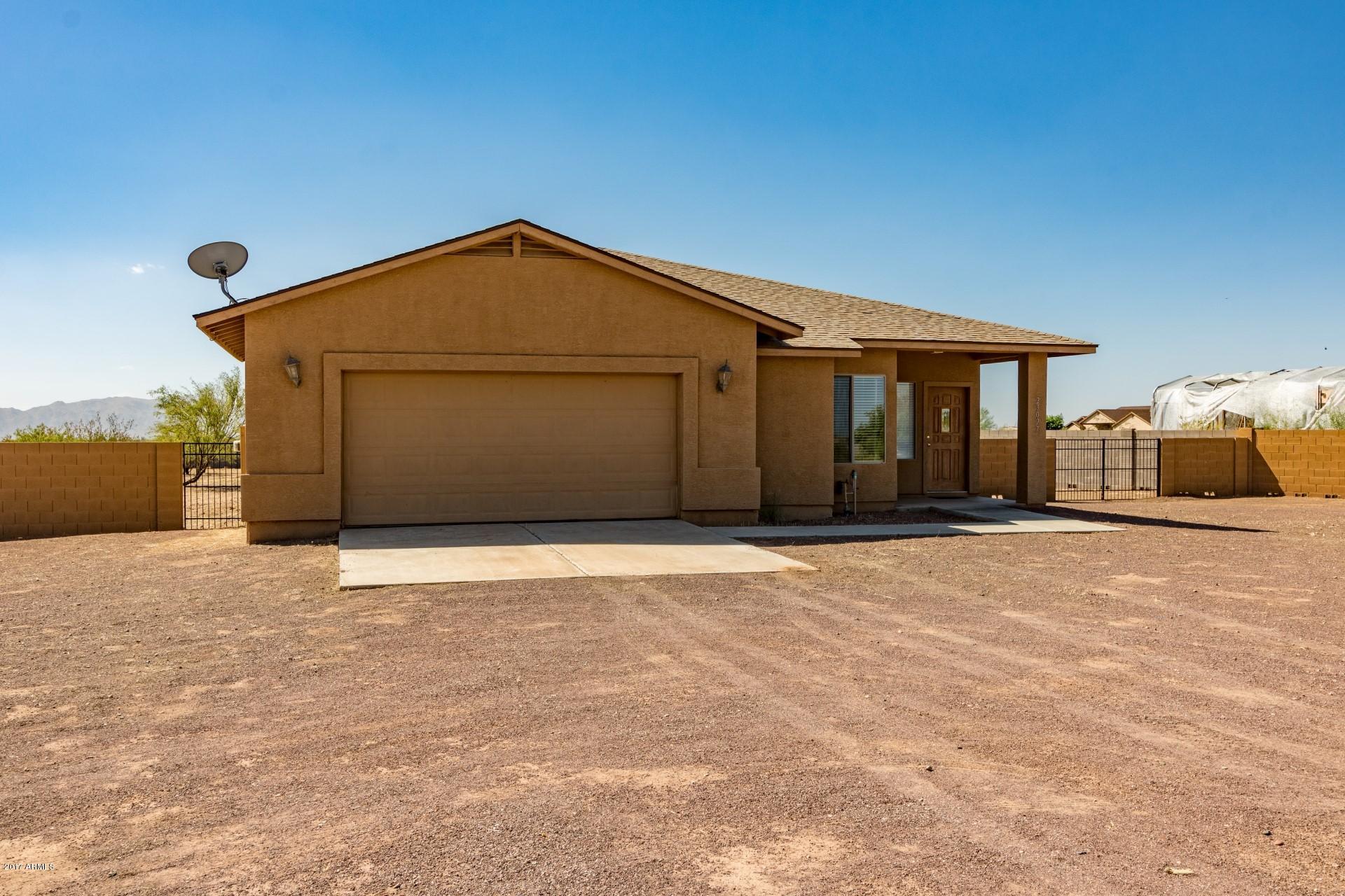 23027 West Montgomery Road Wittmann, AZ 85361 - Photo 3 of 29 0003-Montgomery (3)