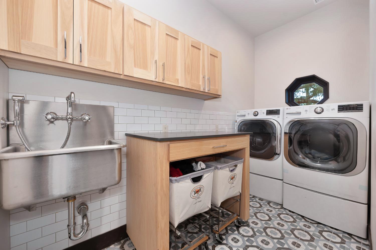 9475 King Road Loomis, CA 95650 - Photo 34 of 96 a utility room with dryer and washer