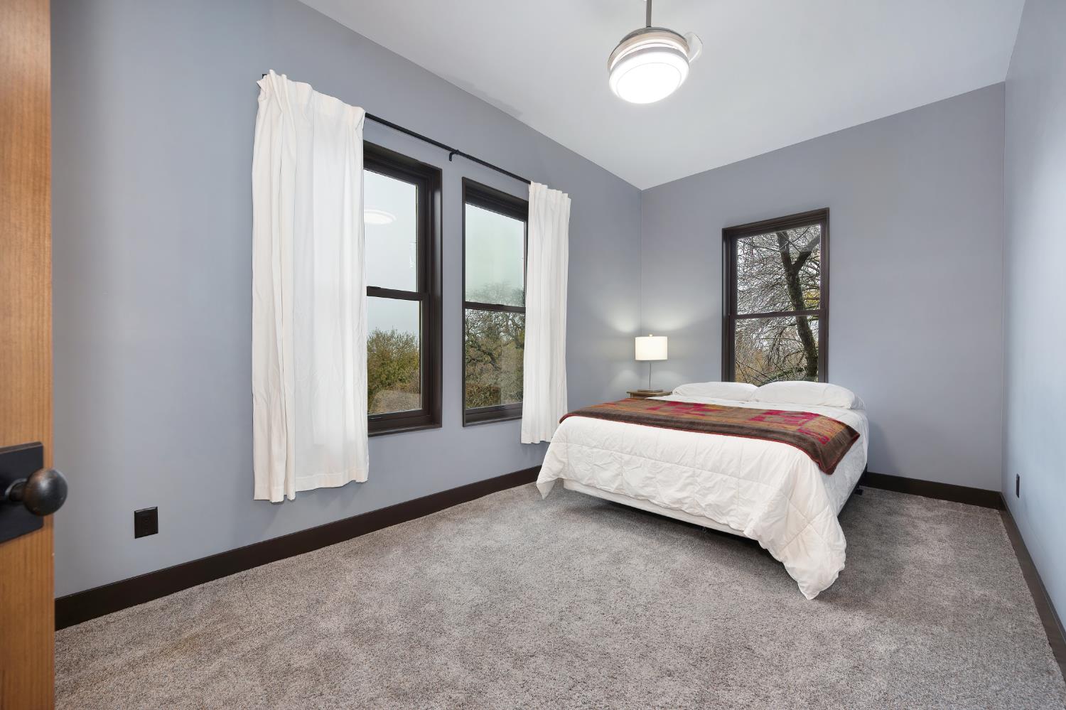 9475 King Road Loomis, CA 95650 - Photo 43 of 96 a bedroom with a large bed and a window