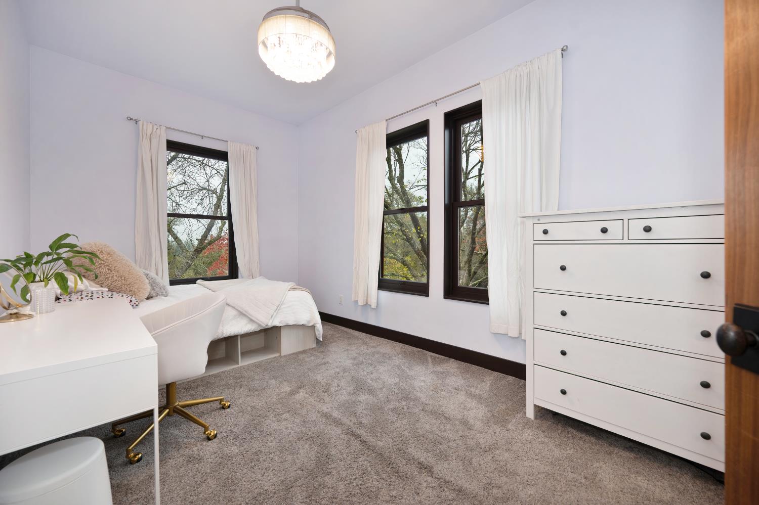 9475 King Road Loomis, CA 95650 - Photo 47 of 96 a bed room with a bed and a window