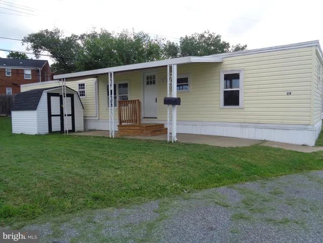 a view of a house with backyard
