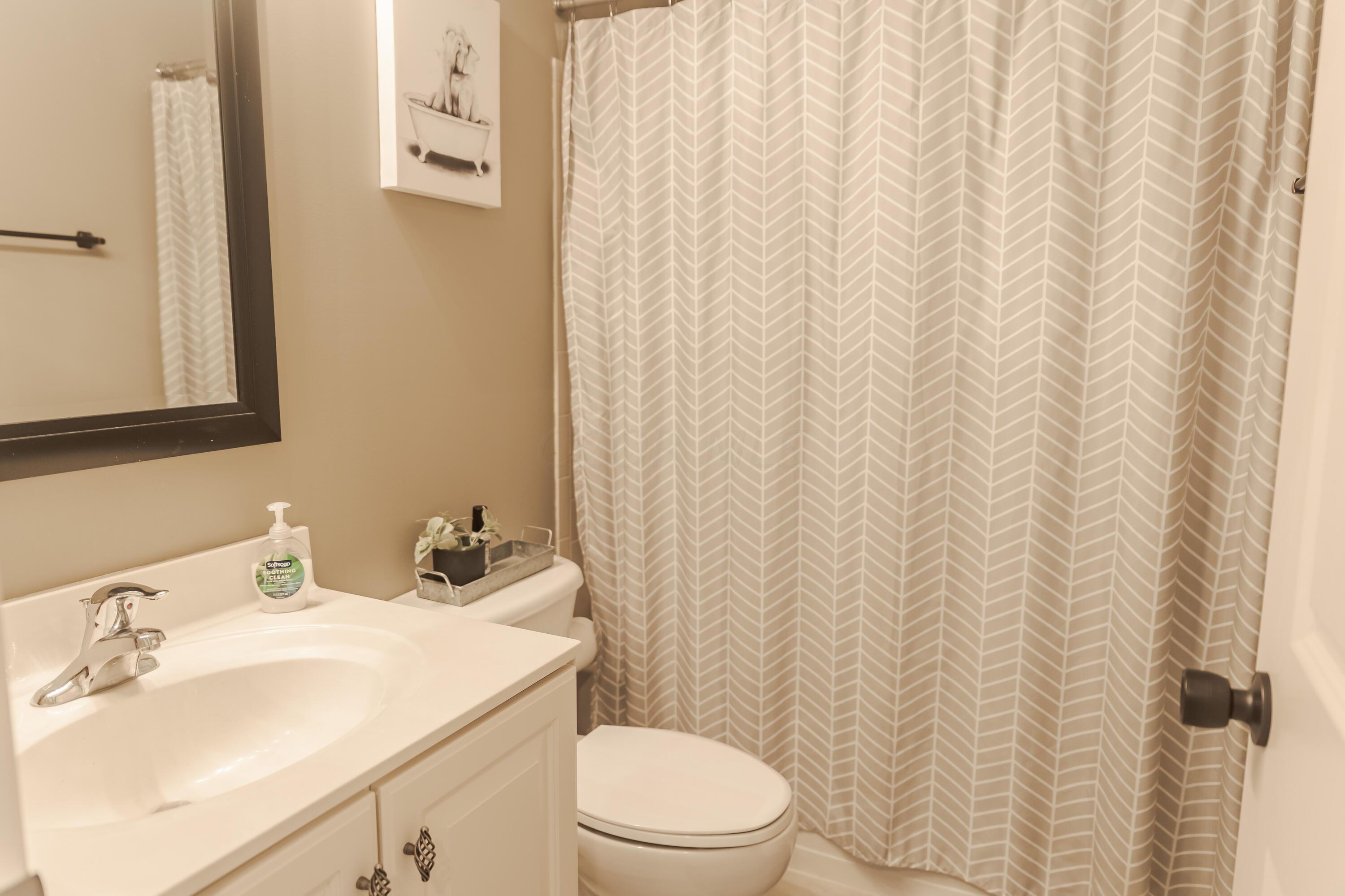 5930 Myrick Road Dublin, OH 43016 - Photo 31 of 41 Upstairs Full Bath