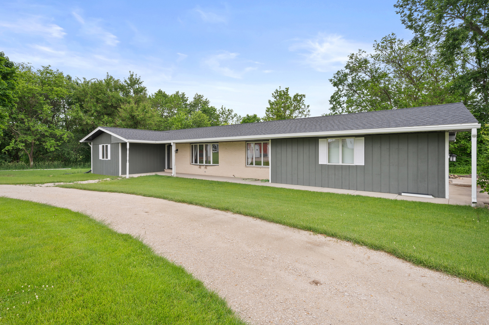 1931 North 36th Road Ottawa, IL 61350 - Photo 6 of 32 a front view of house with yard and green space